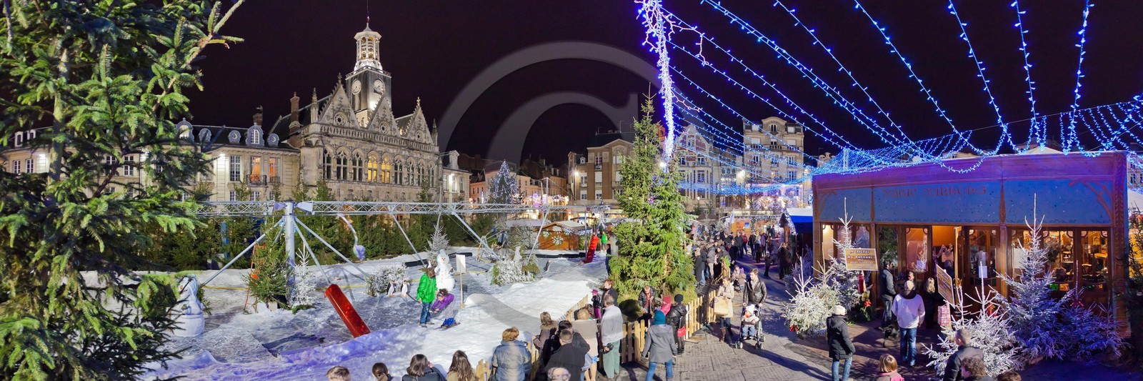 La patinoire en glace naturelle installée par Synerglace à Sai La patinoire en glace naturelle installée par Synerglace à Sai