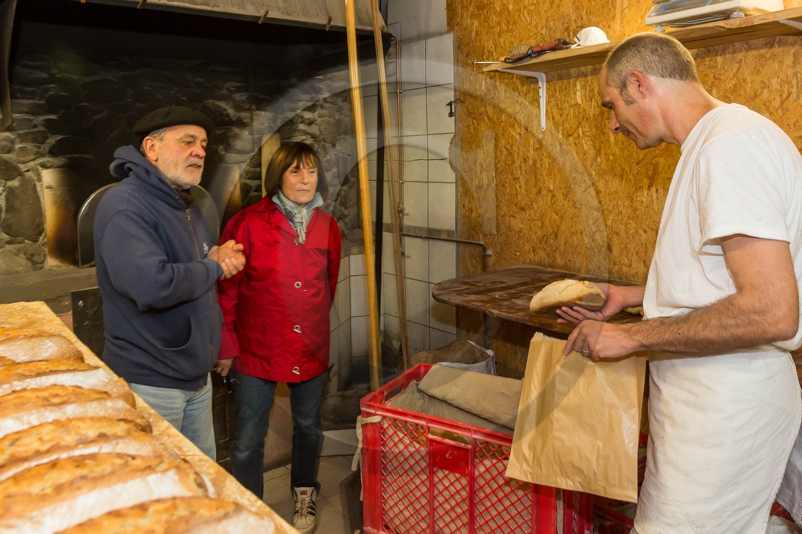 Valbonnais, Entraigues, fournil de Gragnolet, Vincent Billard fabrication pain biologique avec la farine du Trièves petri a la main methode traditionnelle  et cuit au feu de bois