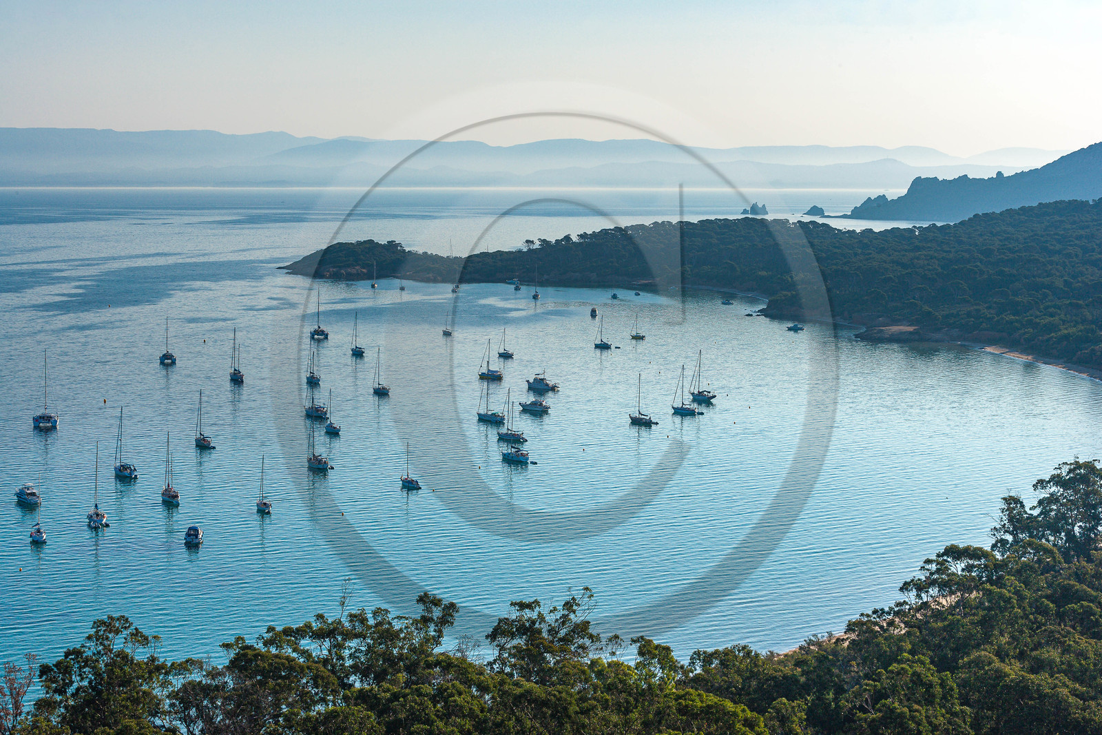 Parc national de Port-Cros, vue de la baie depuis le fort Sainte-Agathe Parc national de Port-Cros, vue de la baie depuis le fort Sainte-Agathe