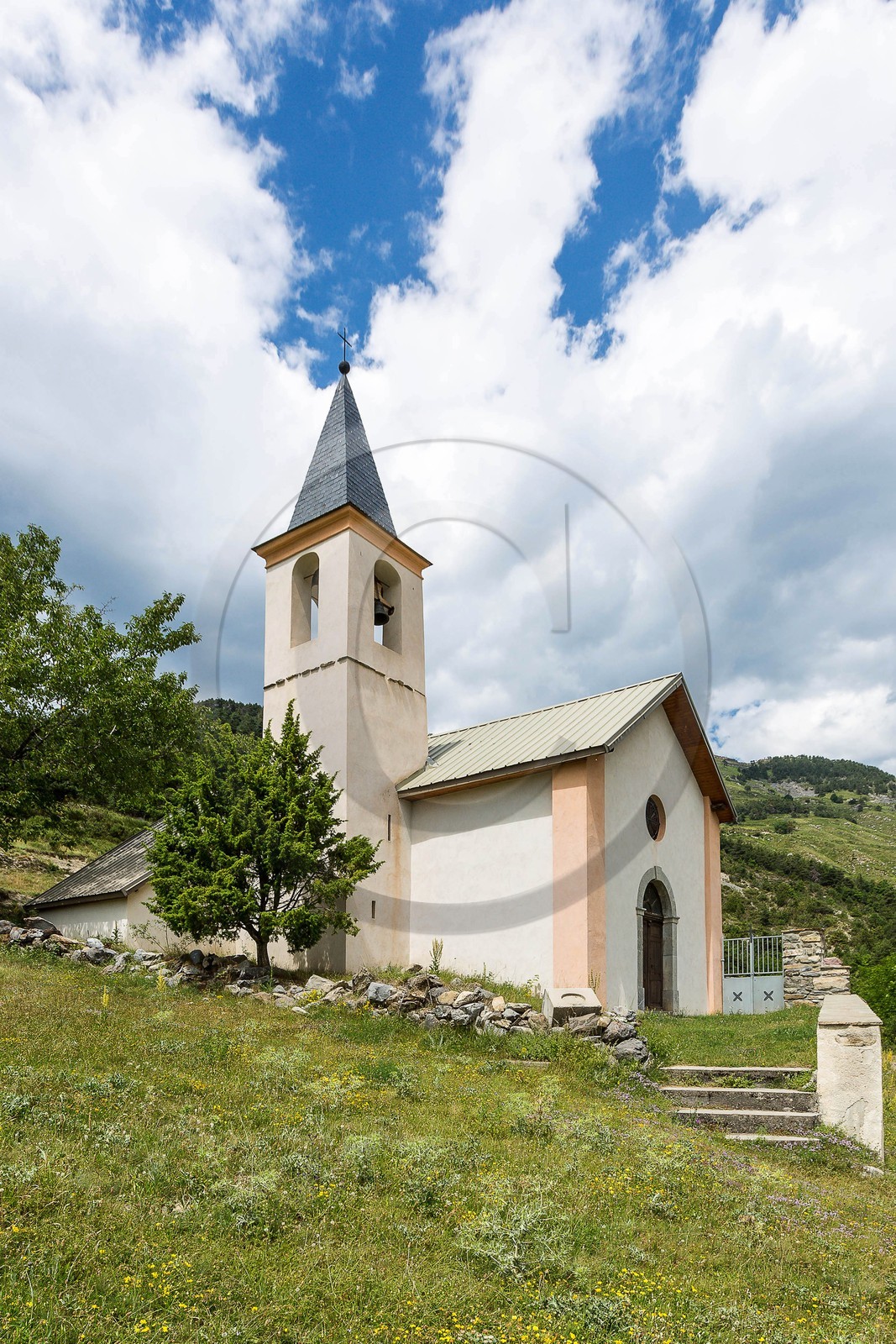 Eglise de l'Adroit de Pontis datant du 19e siècle. Son Saint patron est Saint-Claude. Eglise de l'Adroit de Pontis datant du 19e siècle. Son Saint patron est Saint-Claude.