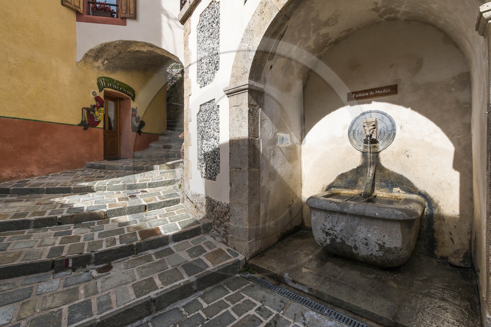 Vallée de la Tinée, Roubion, portes peintes