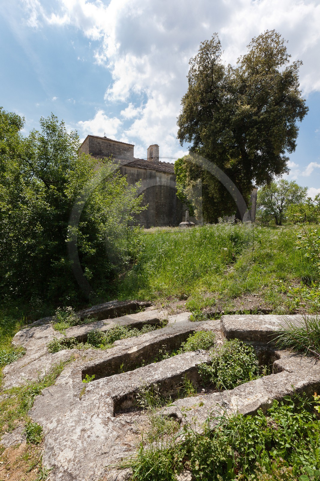 Prieuré Notre-Dame de Ganagobie,  anciennes tombes taillées dans la roche Prieuré Notre-Dame de Ganagobie,  anciennes tombes taillées dans la roche