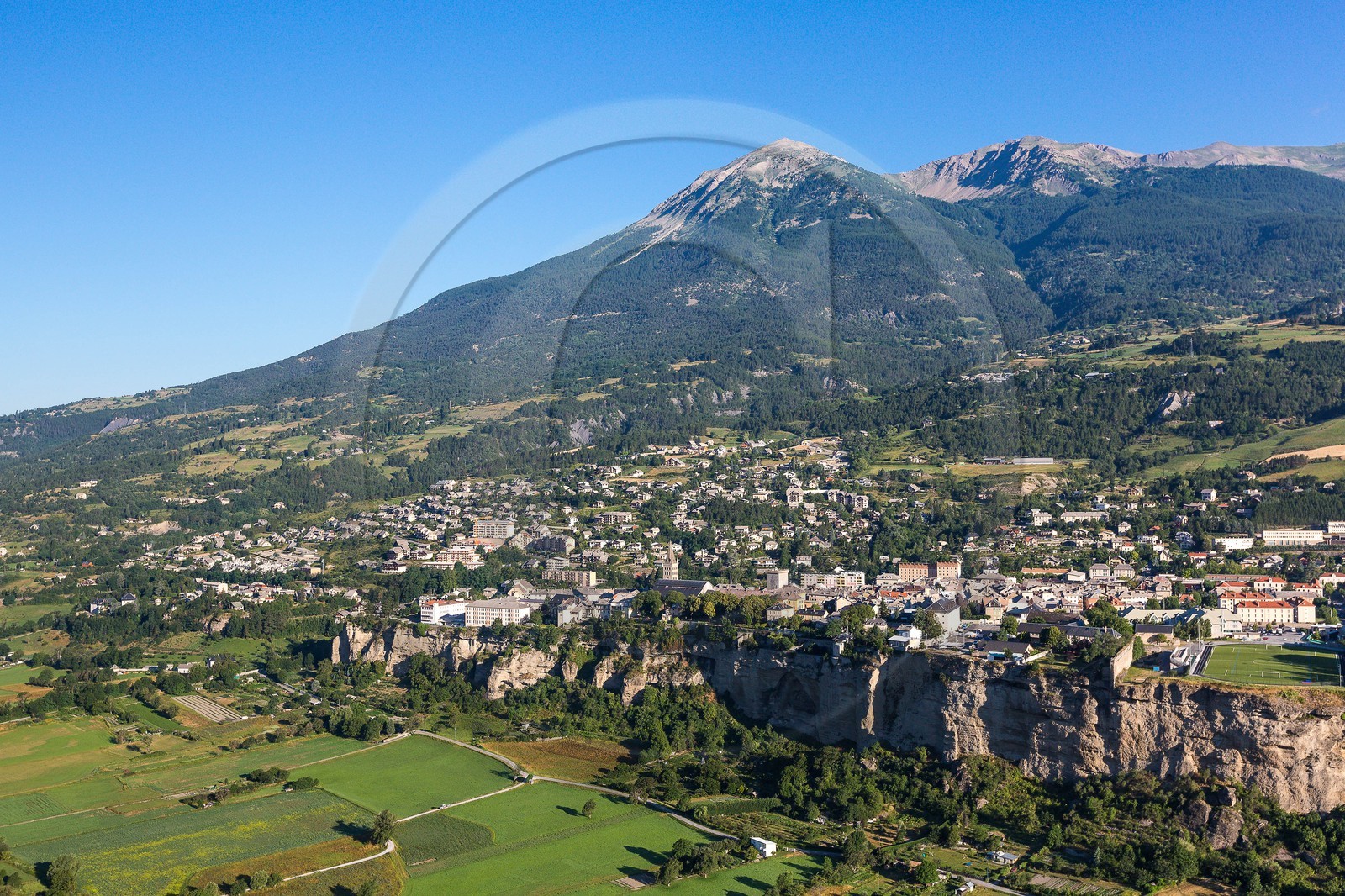 La ville d'Embrun est construite sur un roc et domine la Durance La ville d'Embrun est construite sur un roc et domine la Durance