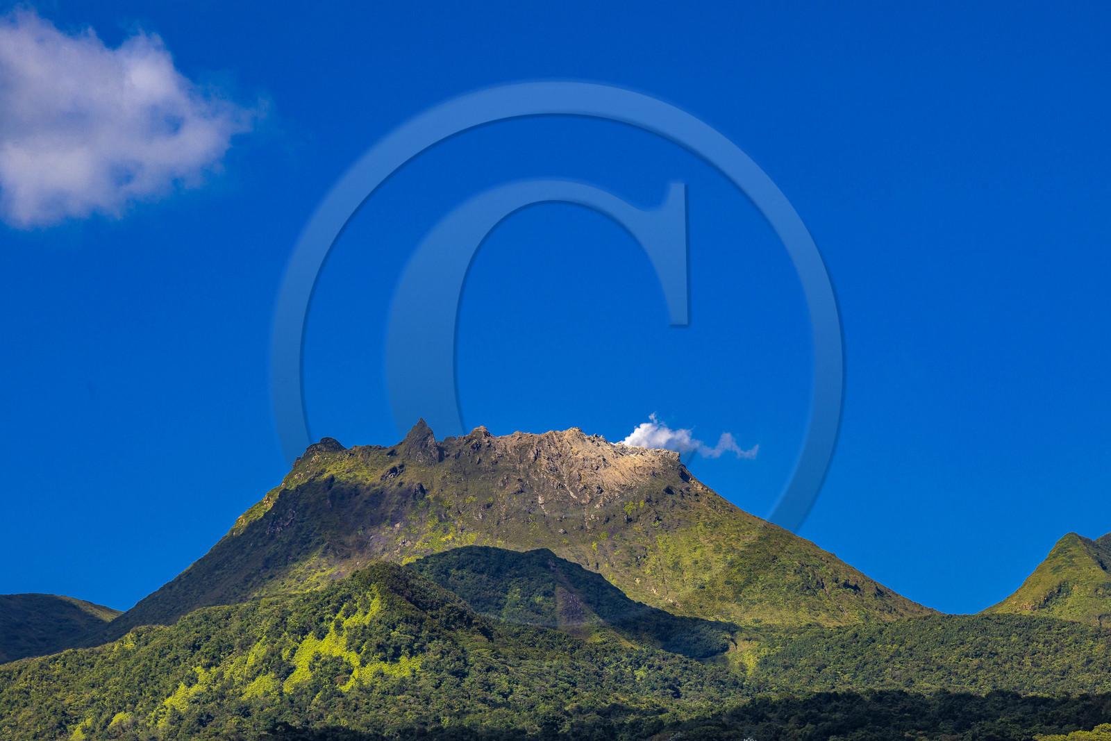 La Soufrière, volcan actif de la Guadeloupe La Soufrière, volcan actif de la Guadeloupe