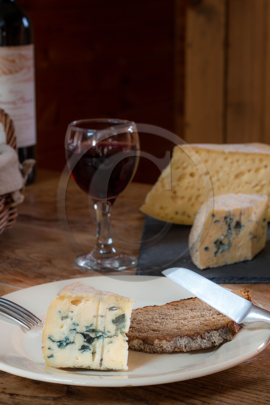 Fromagerie La Tuilerie, fromages Le Dom bleu fermier, tomme fermière de montagne et fromage à raclette La Tuile Fondante à déguster cru ou cuite.