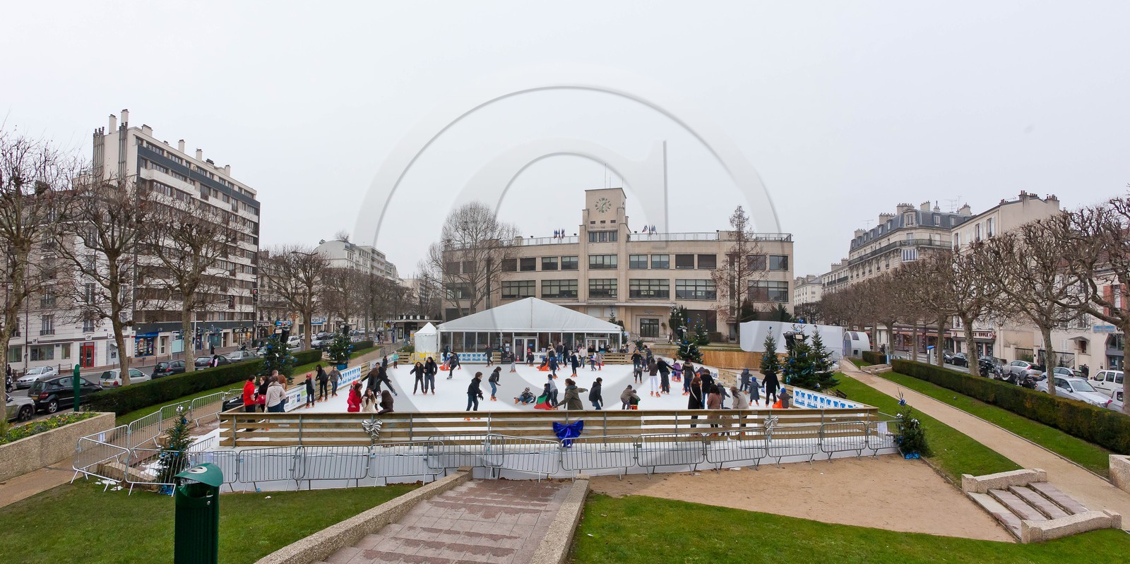 La patinoire en glace naturelle installée par Synerglace à Charenton-le-Pont La patinoire en glace naturelle installée par Synerglace à Charenton-le-Pont