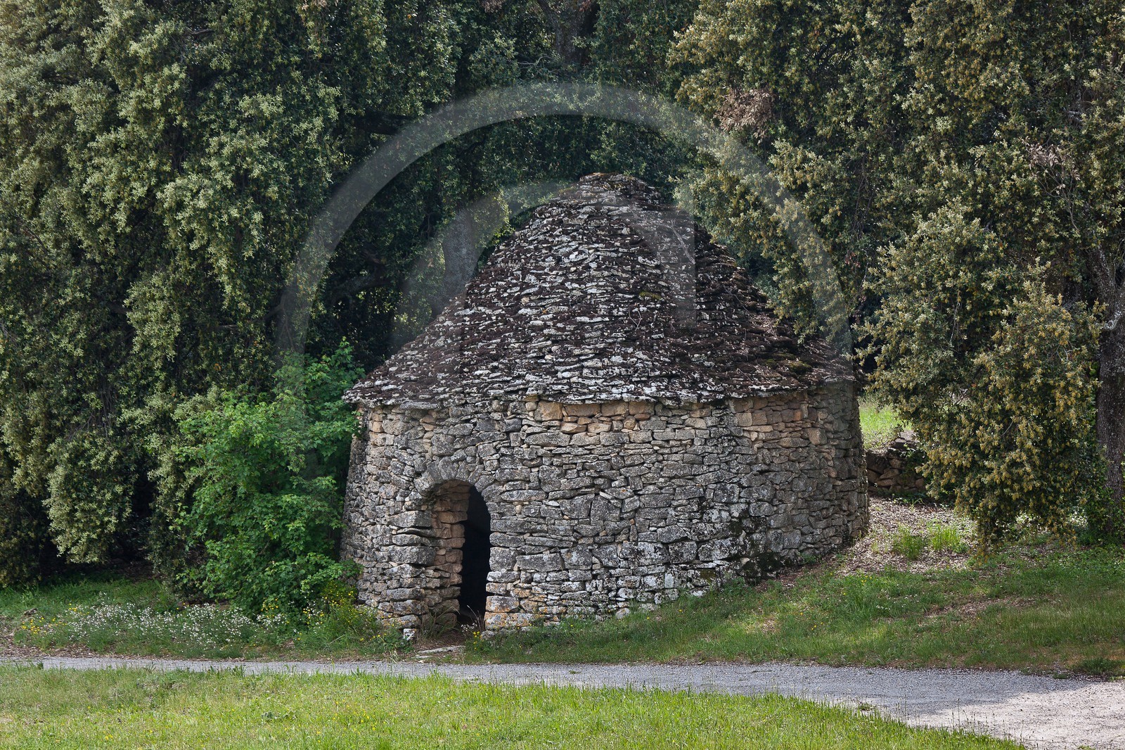 Prieuré Notre-Dame de Ganagobie, borie, cabane en pierre sèche qui servait de grange, d'écurie Prieuré Notre-Dame de Ganagobie, borie, cabane en pierre sèche qui servait de grange, d'écurie