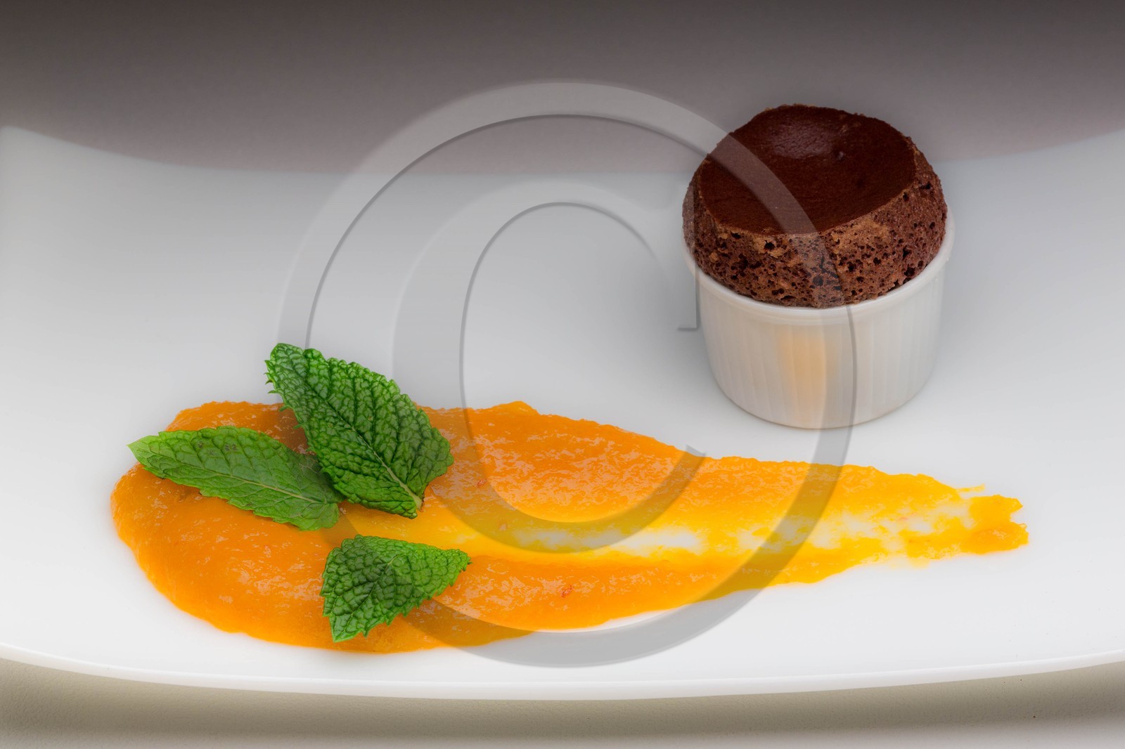 Luc Eyriey, Maître chocolatier à Embrun, soufflé chocolat noir Grand Cru et compoté d'abricots Luc Eyriey, Maître chocolatier à Embrun, soufflé chocolat noir Grand Cru et compoté d'abricots