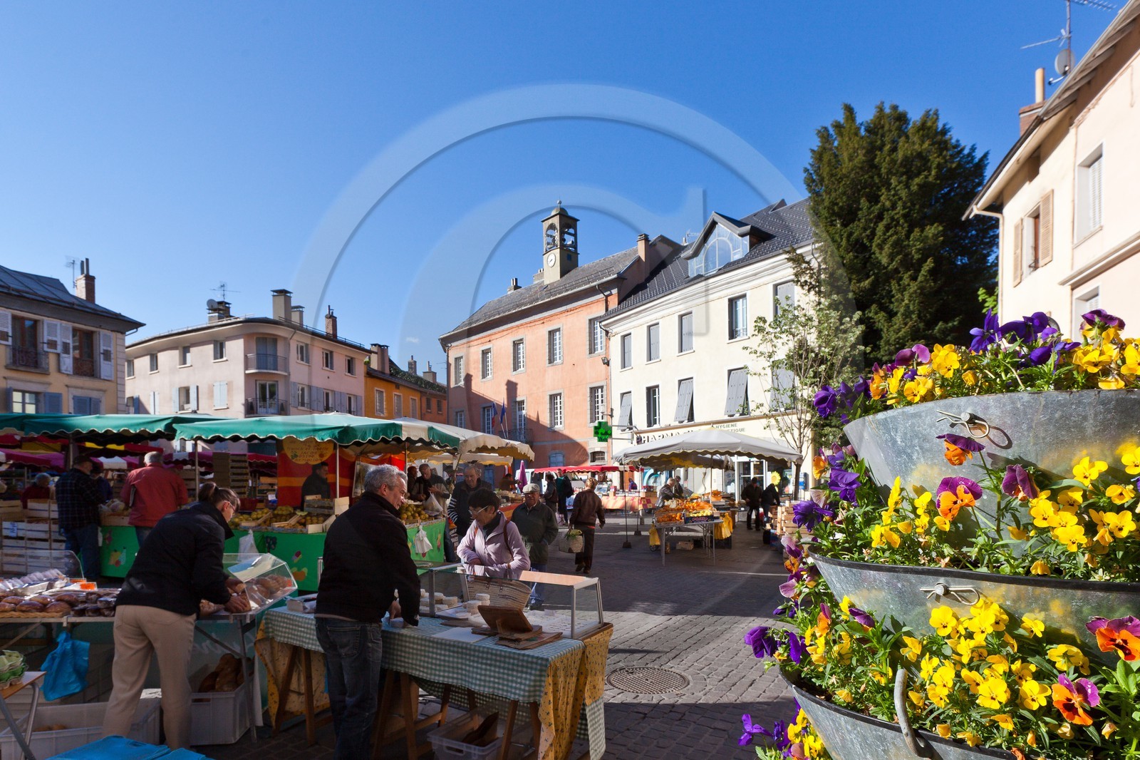 Embrun, la place de la mairie, le marché. Embrun, la place de la mairie, le marché.